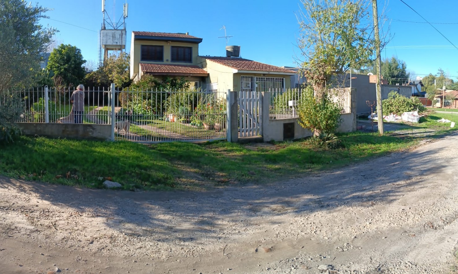 Chalete 4 ambientes sobre lote propio, desarrollada en dos plantas. Zona: Bo El Jardin