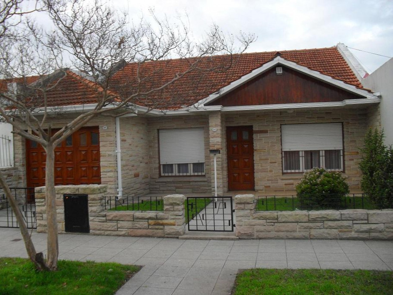 CHALET CUATRO AMBIENTES EN LOTE PROPIO CON GARAGE, DESARROLLADO EN PLANTA BAJA.LAS AVENIDAS