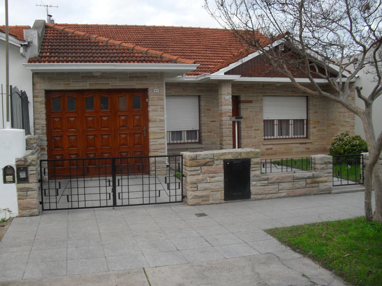 CHALET CUATRO AMBIENTES EN LOTE PROPIO CON GARAGE, DESARROLLADO EN PLANTA BAJA.LAS AVENIDAS