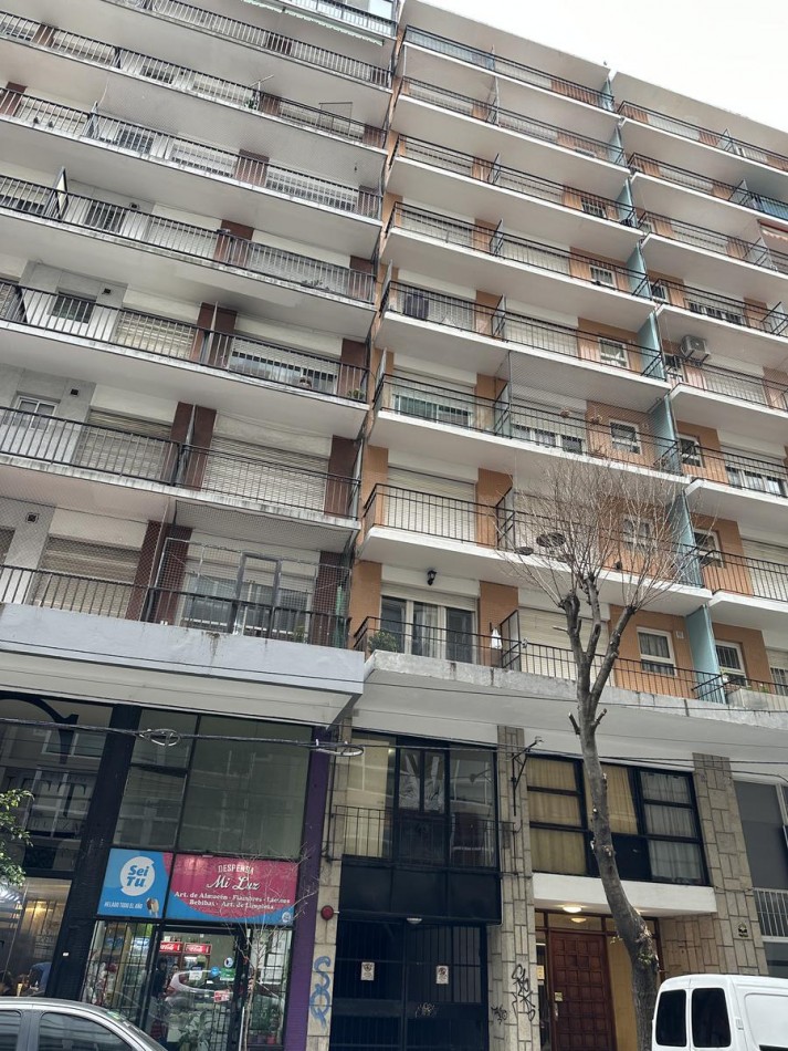 Departamento de un ambiente a la calle con balcon saliente. Reciclado y amoblado. Zona: Aldrey