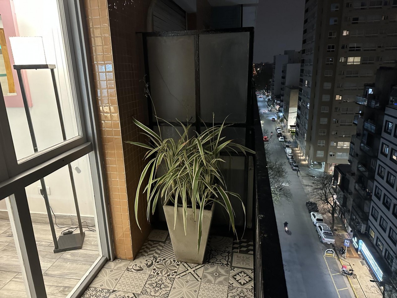 Departamento de un ambiente a la calle con balcon saliente. Reciclado y amoblado. Zona: Aldrey