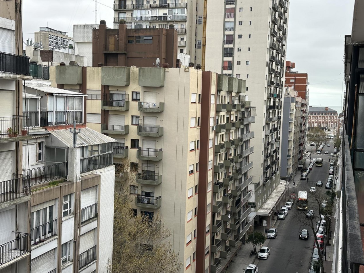 Departamento de un ambiente a la calle con balcon saliente. Reciclado y amoblado. Zona: Aldrey