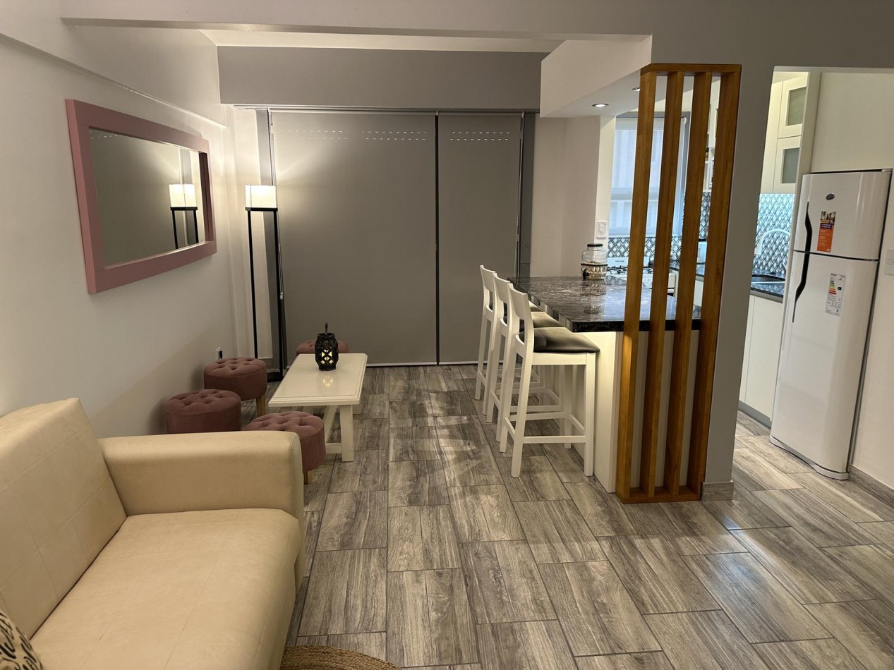 Departamento de un ambiente a la calle con balcon saliente. Reciclado y amoblado. Zona: Aldrey