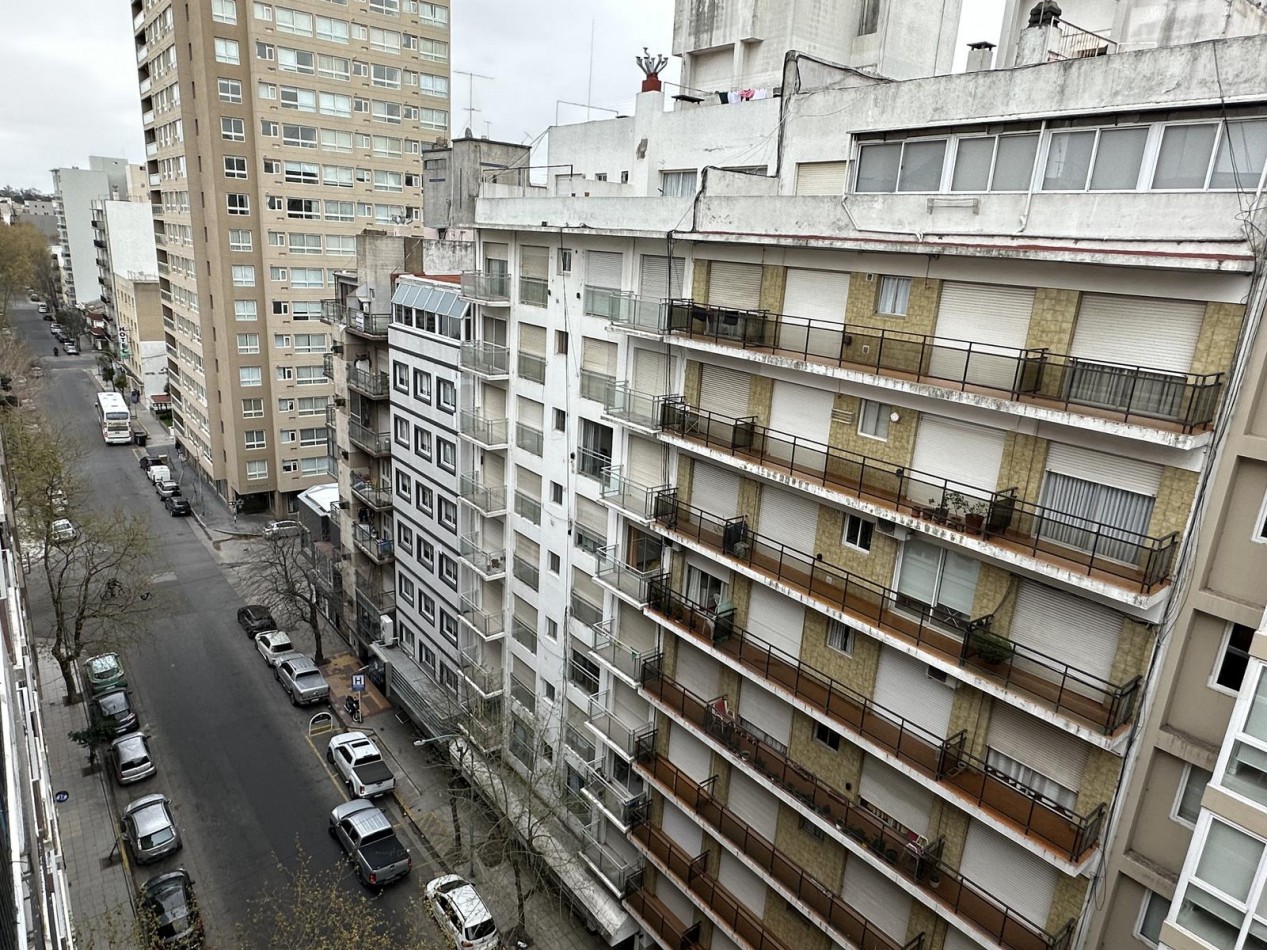 Departamento de un ambiente a la calle con balcon saliente. Reciclado y amoblado. Zona: Aldrey