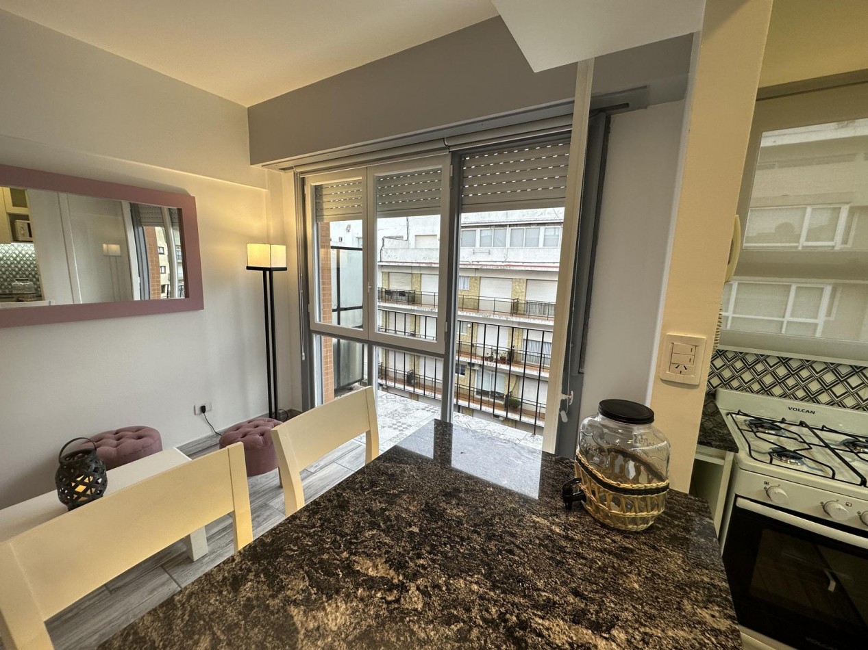 Departamento de un ambiente a la calle con balcon saliente. Reciclado y amoblado. Zona: Aldrey