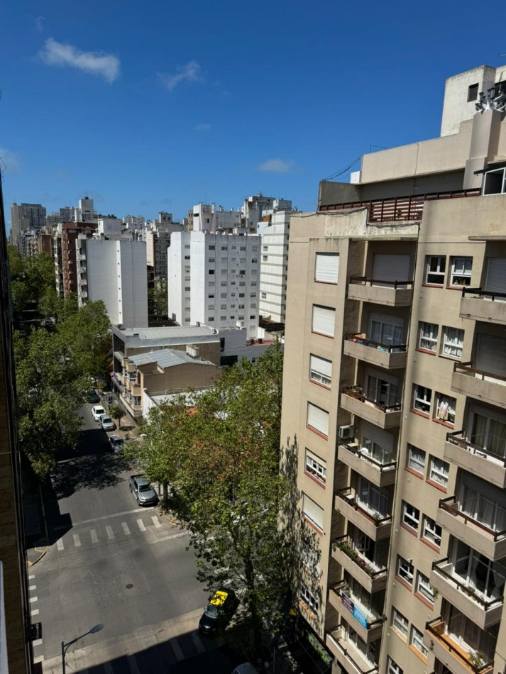 Departamento tres ambientes a la calle con balcon saliente. Reciclado y amoblado. Zona: Macrocentro