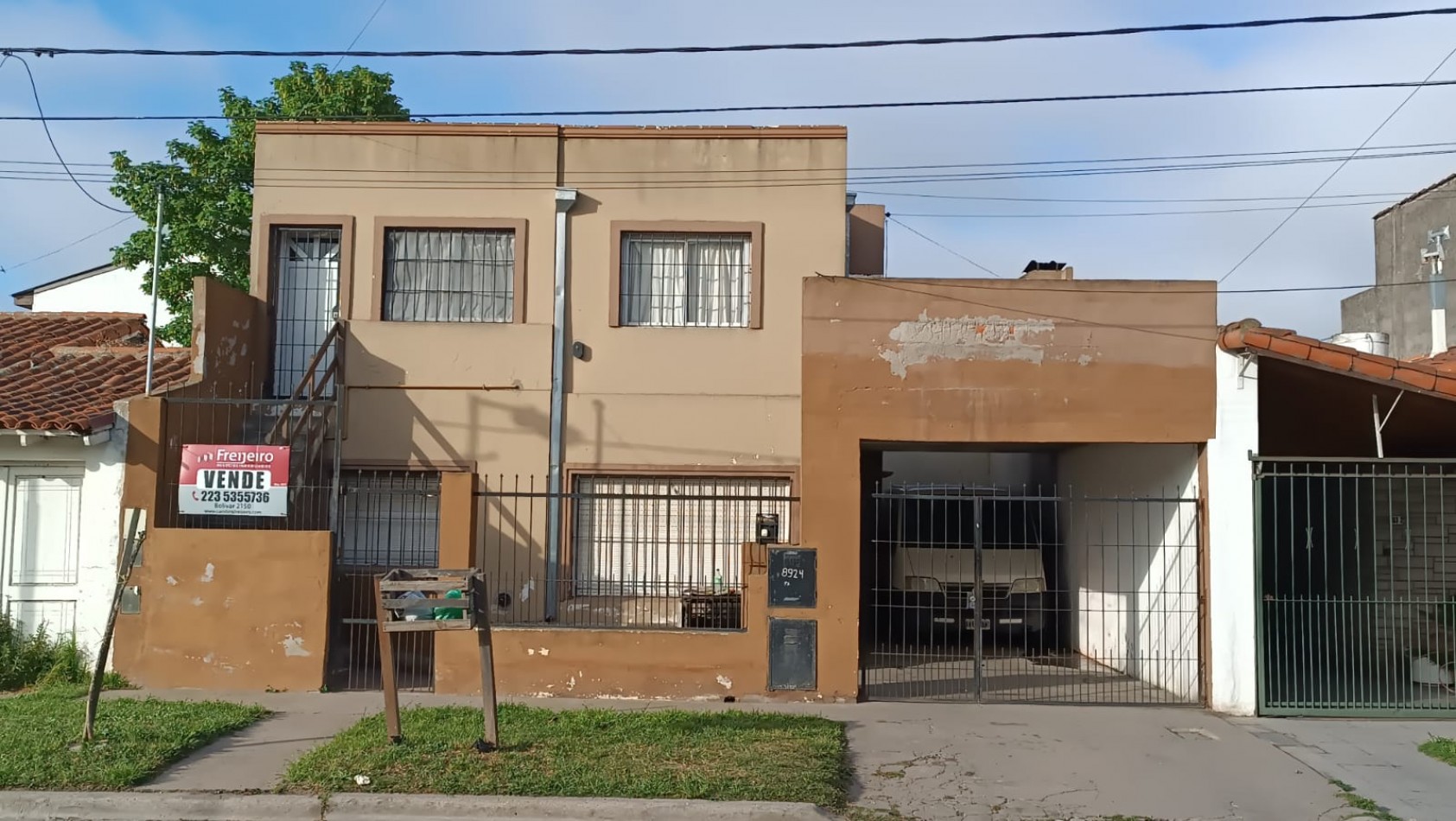 Dos p.h. de tres ambientes, uno en planta baja con entrada de auto y otro en primer piso por escalera con balcon terraza. SE VENDEN JUNTOS O POR SEPARADO. EL GAUCHO