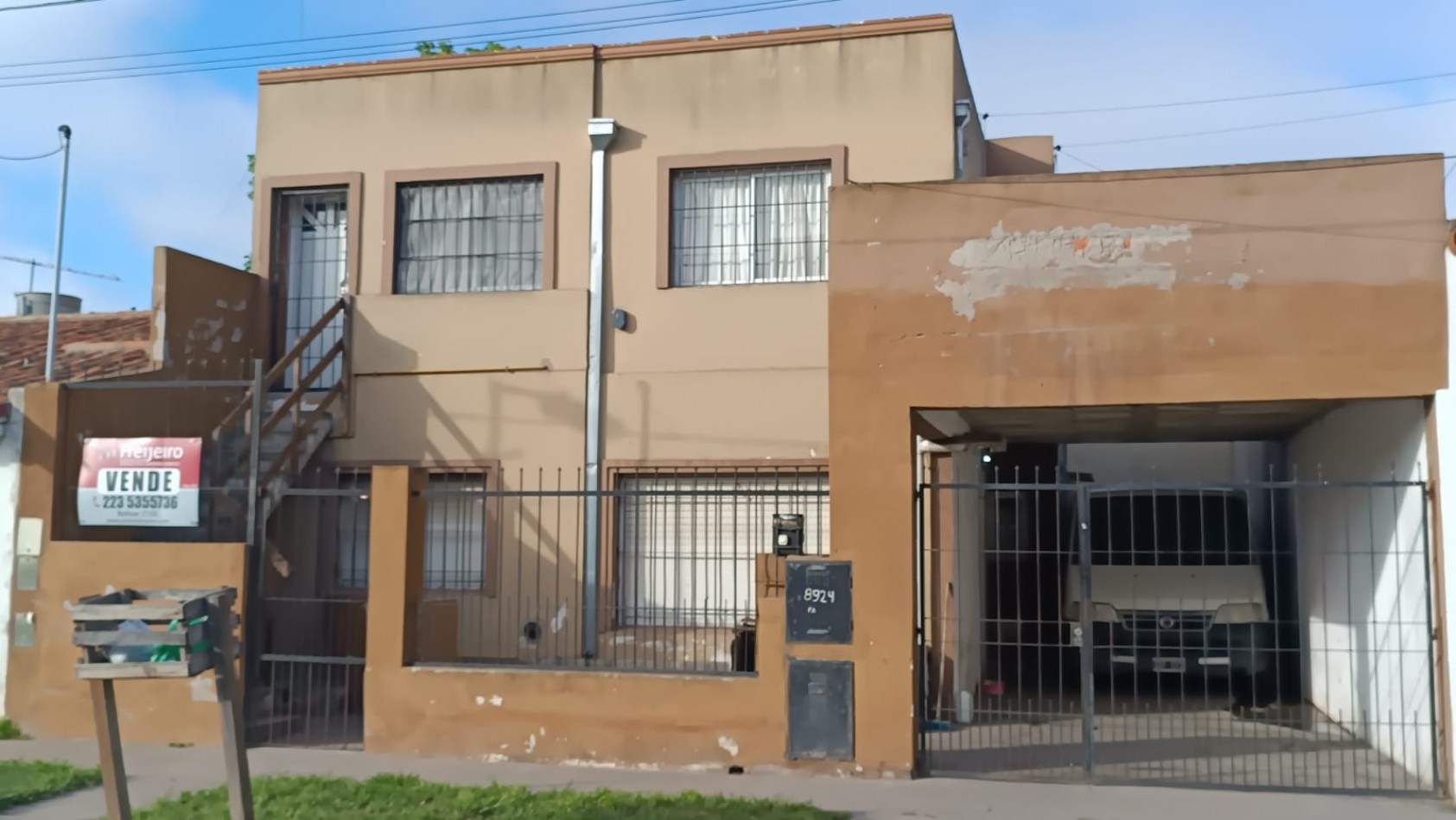 Dos p.h. de tres ambientes, uno en planta baja con entrada de auto y otro en primer piso por escalera con balcon terraza. SE VENDEN JUNTOS O POR SEPARADO. EL GAUCHO