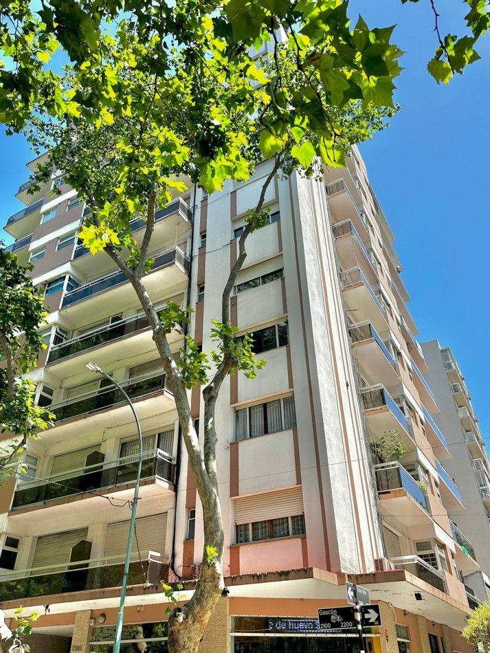 Departamento ambiente y medio a la calle con balcon saliente y cochera. Reciclado y amoblado