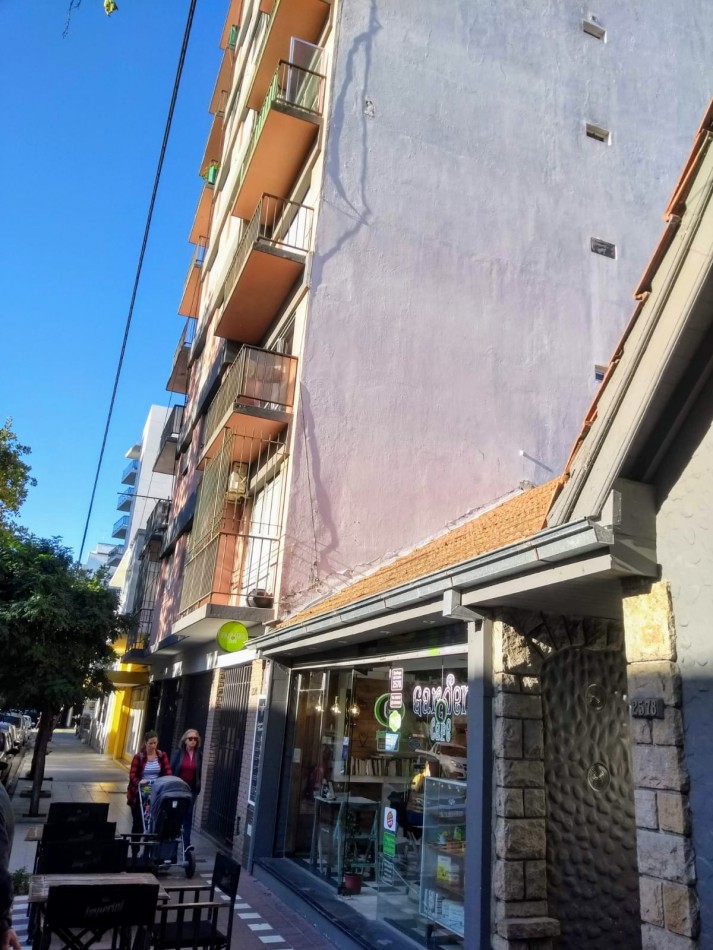 Departamento dos ambientes a la calle con balcon saliente. Macrocentro. 