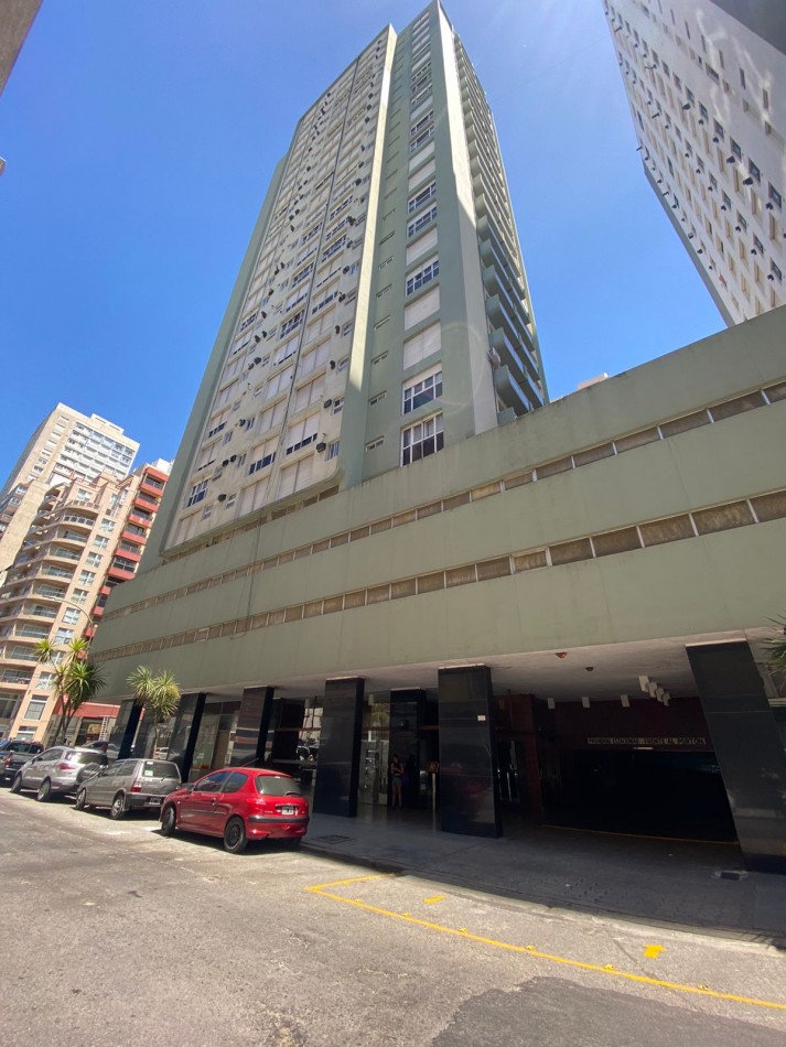 Cochera en edificio con seguridad. Entra camioneta