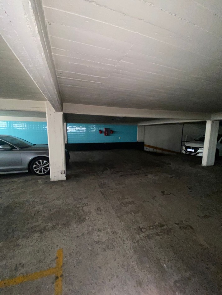Cochera en edificio con seguridad. Entra camioneta