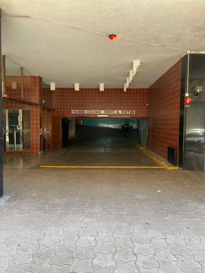 Cochera en edificio con seguridad. Entra camioneta