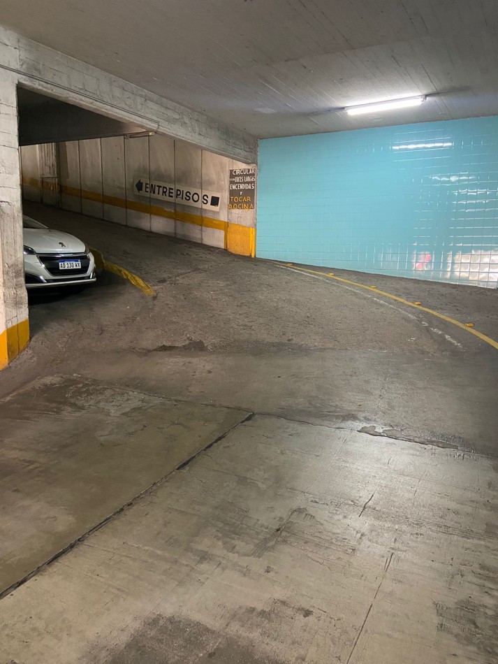 Cochera en edificio con seguridad. Entra camioneta