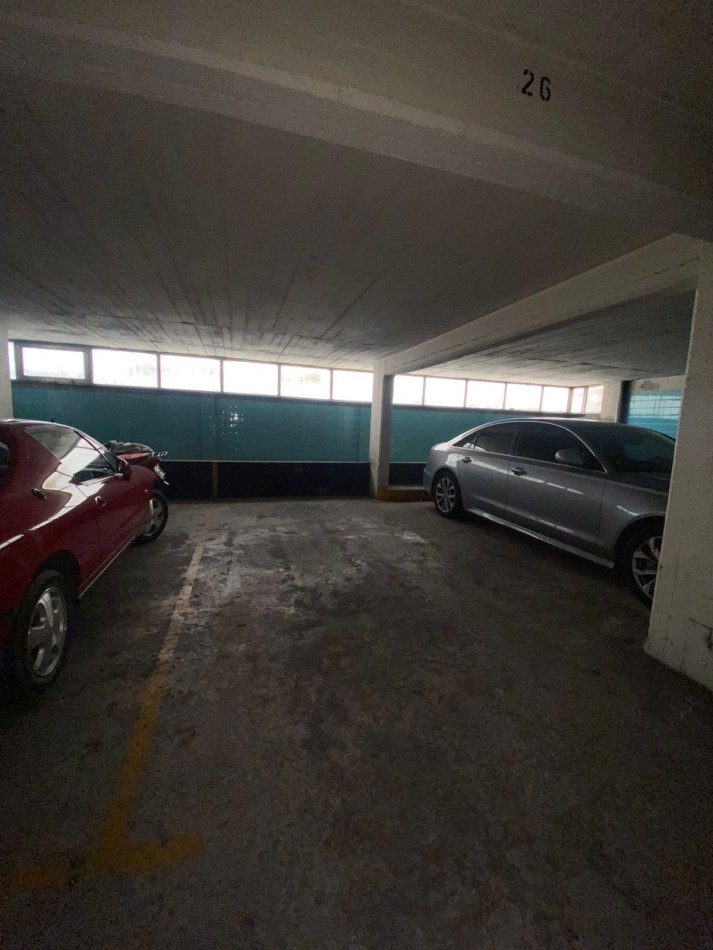 Cochera en edificio con seguridad. Entra camioneta