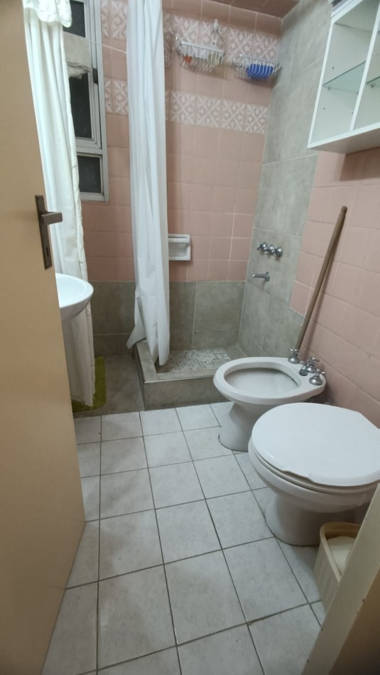 Departamento un ambiente al laterl con balocon saliente. Plaza Colon
