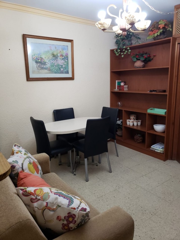 Departamento un ambiente al laterl con balocon saliente. Plaza Colon
