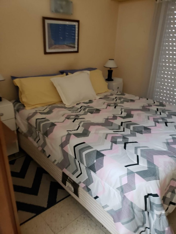 Departamento un ambiente al laterl con balocon saliente. Plaza Colon