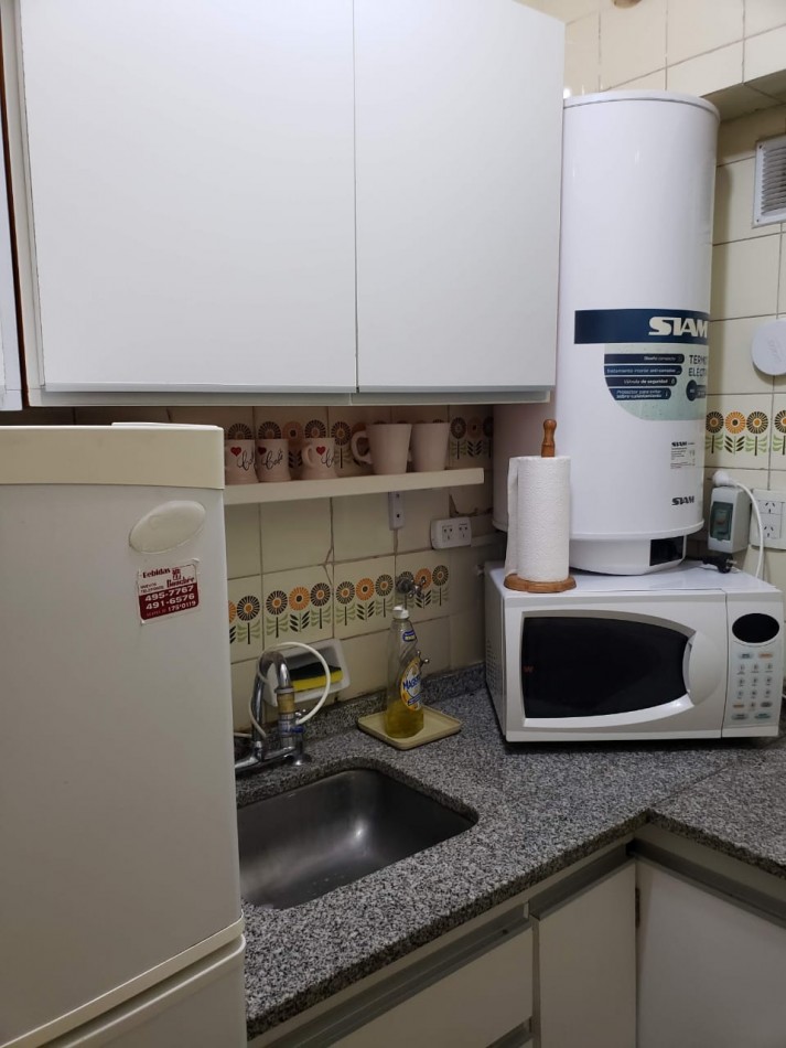 Departamento un ambiente al laterl con balocon saliente. Plaza Colon