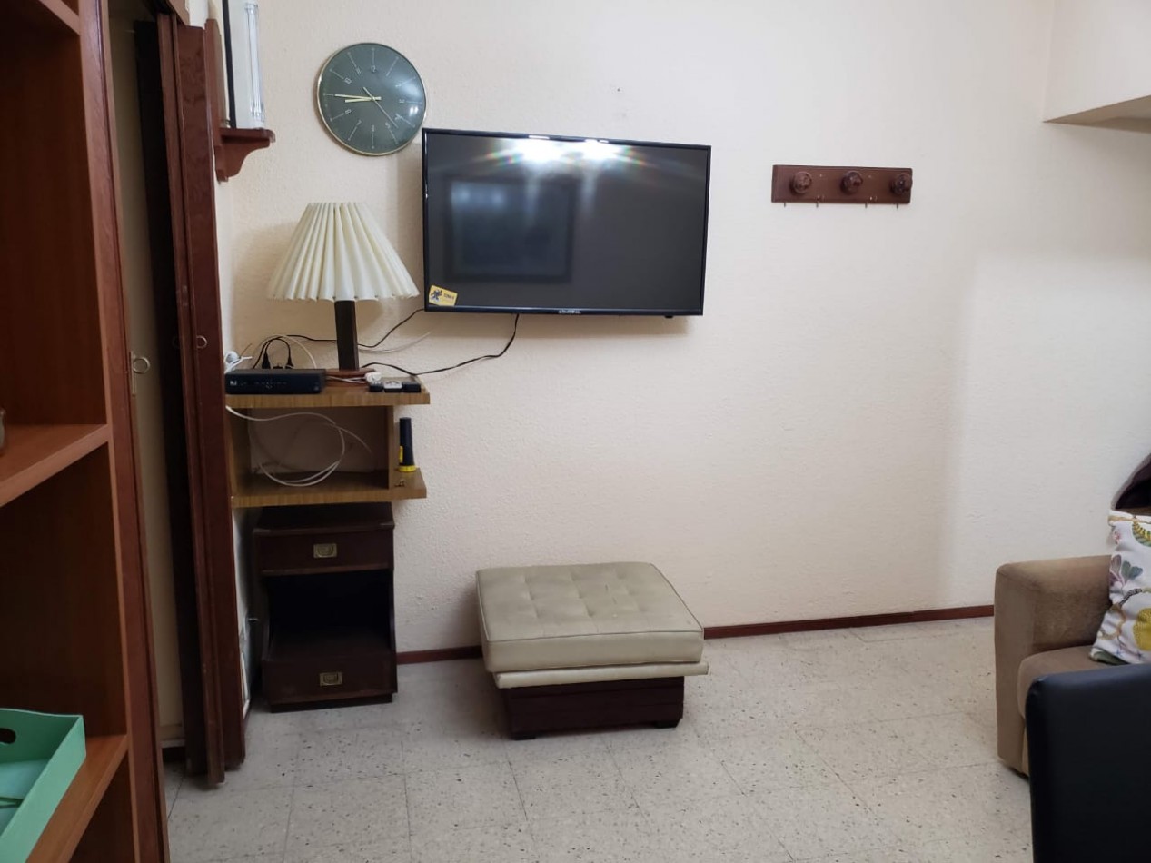 Departamento un ambiente al laterl con balocon saliente. Plaza Colon