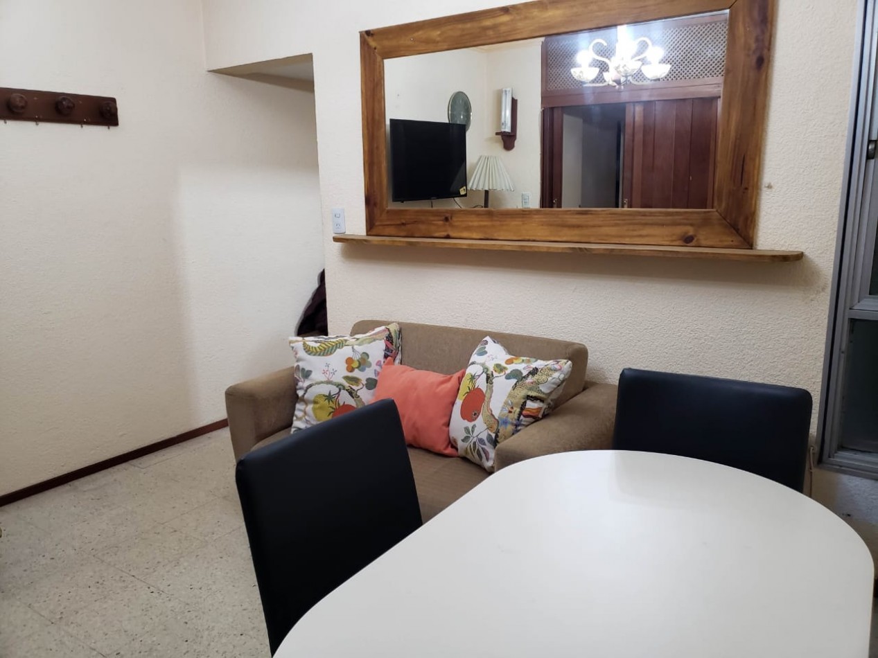 Departamento un ambiente al laterl con balocon saliente. Plaza Colon