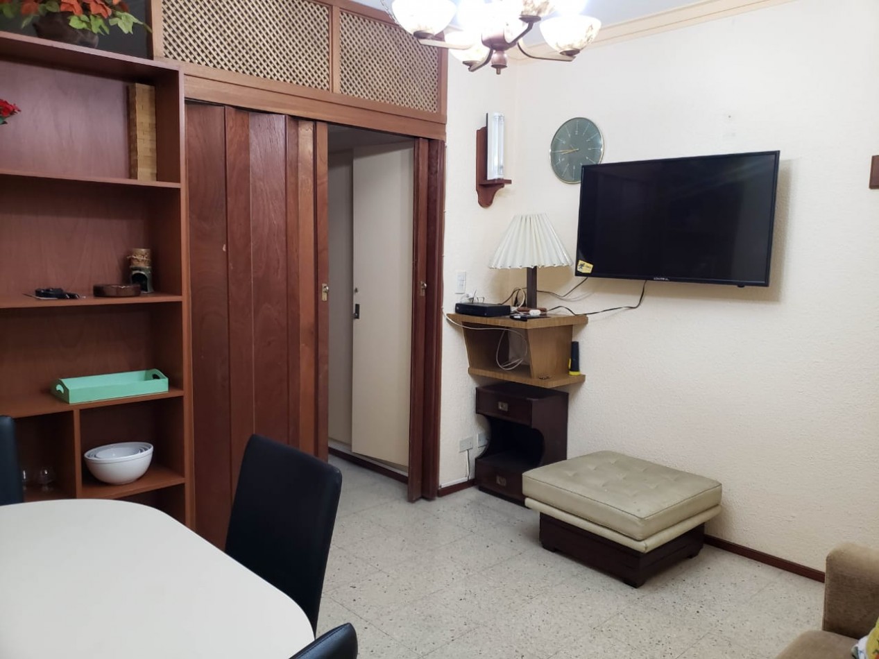 Departamento un ambiente al laterl con balocon saliente. Plaza Colon