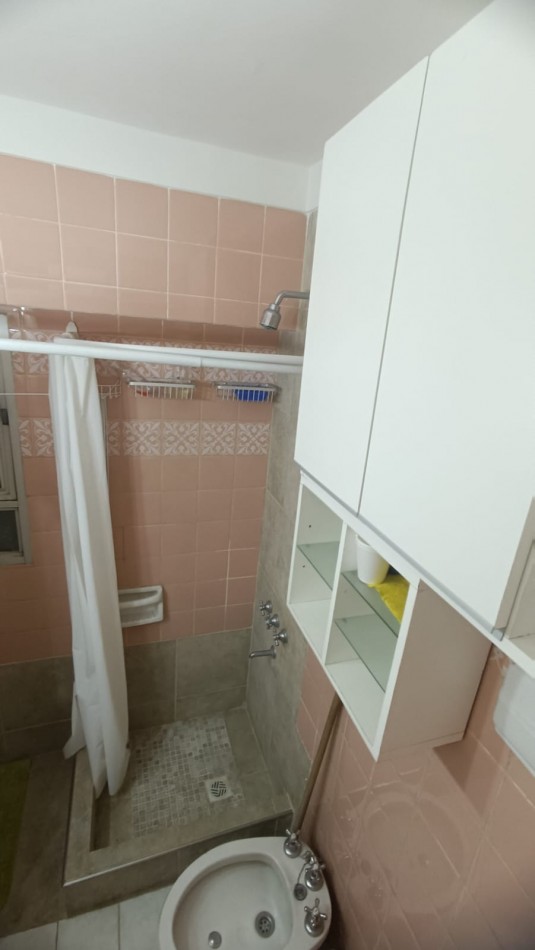 Departamento un ambiente al laterl con balocon saliente. Plaza Colon
