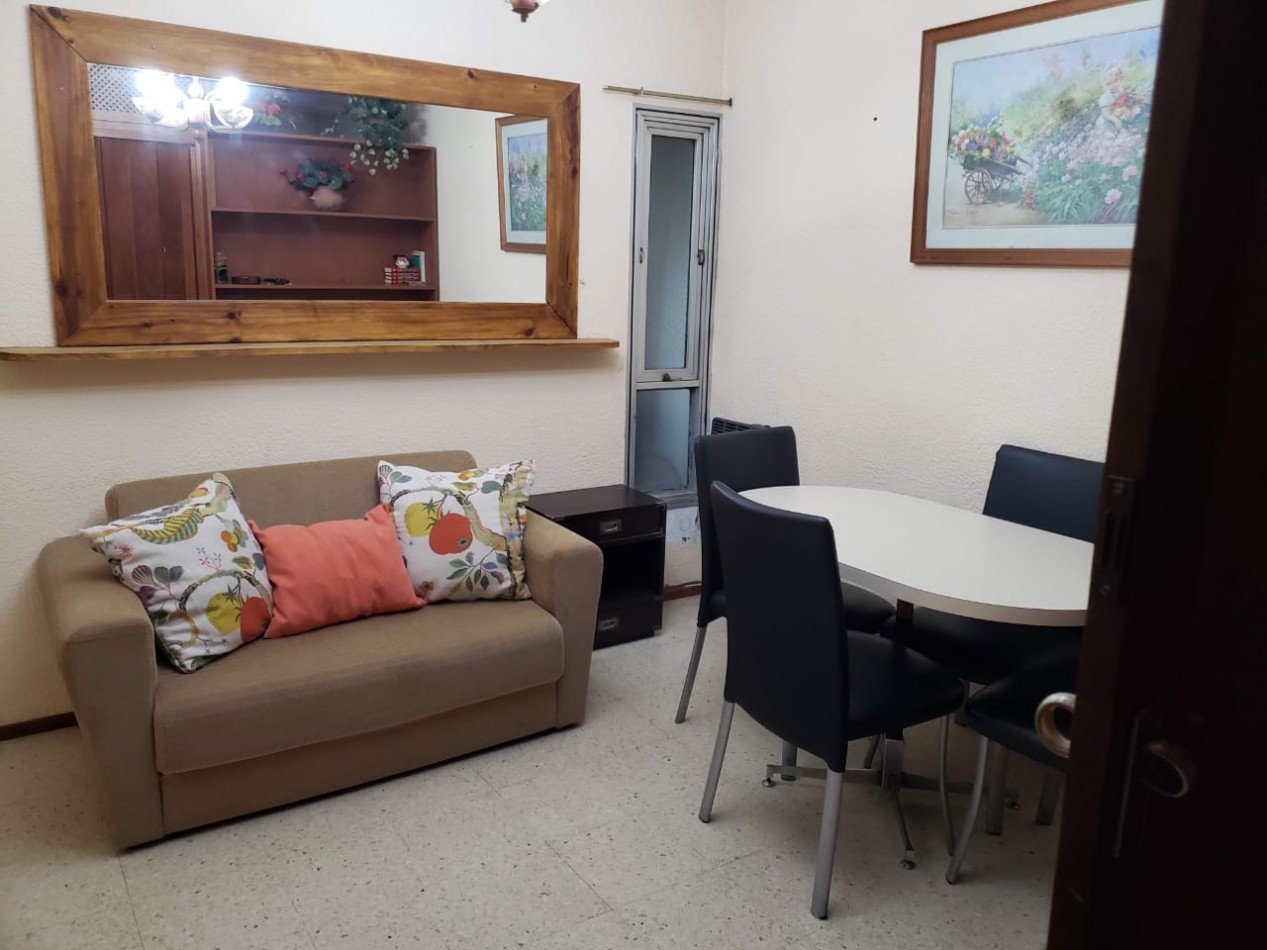 Departamento un ambiente al laterl con balocon saliente. Plaza Colon