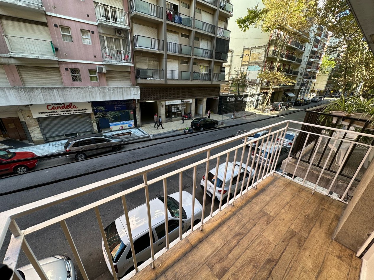 Departamento dos ambientes a la calle con balcon saliente. Reciclado y amblaado. Zona Guemes