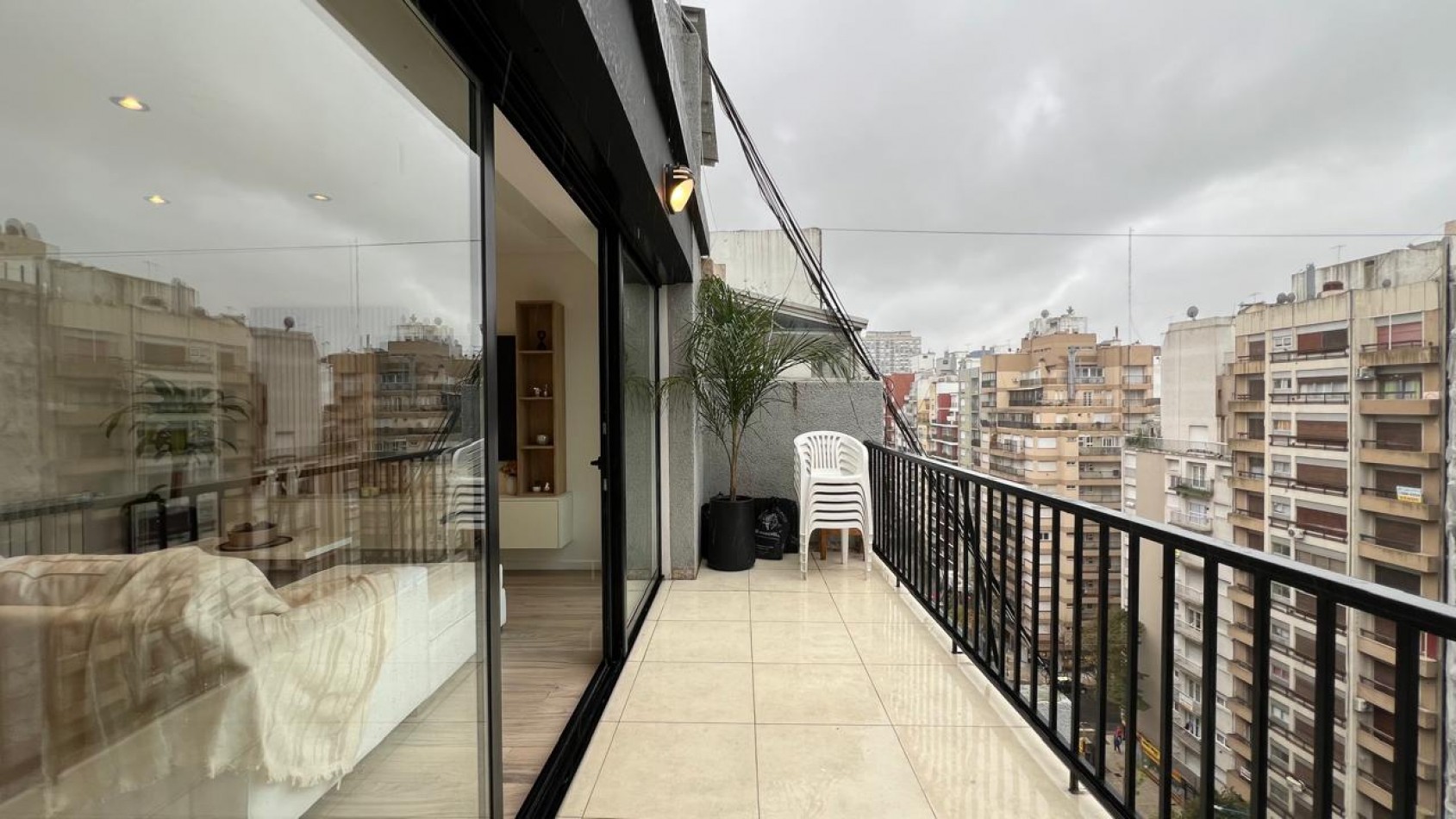 Departamento cuatro ambientes a la calle con amplio balcon con parrilla. Reciclado y amoblado. Zona Guemes