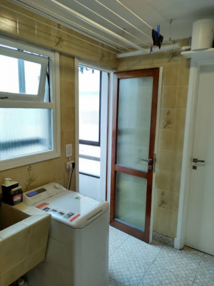 DEPARTAMENTO DE 4 AMBIENTES CON DEPENDECIA A LA CALLE CON DOS BALCONES, COCHERA Y BAULERA. ZONA: LA PERLA