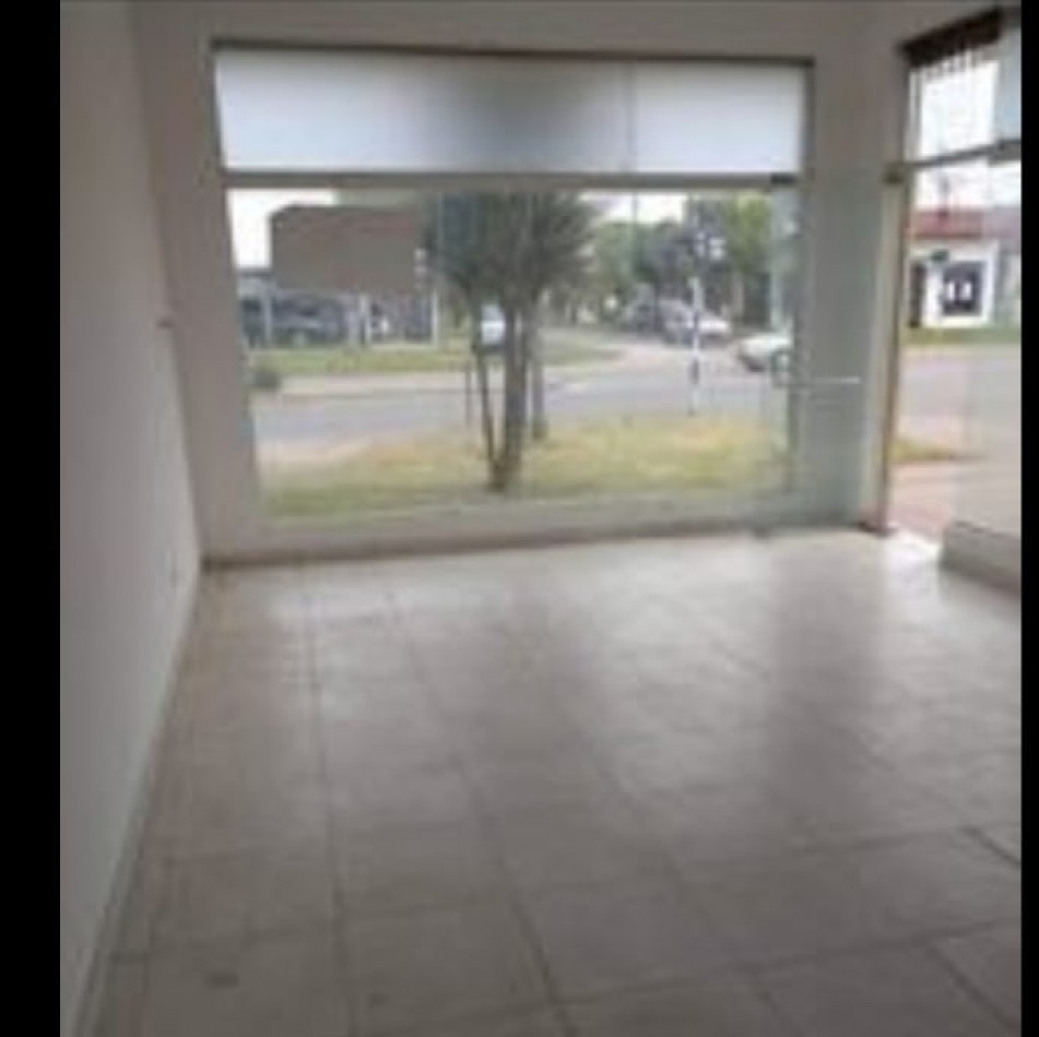 Local comercial en equina sobre avendida. Muy buen estado. Zona: 9 de Julio
