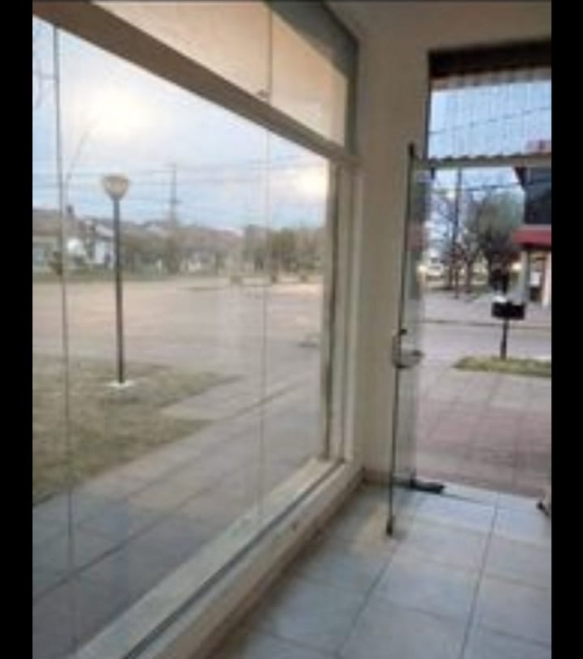 Local comercial en equina sobre avendida. Muy buen estado. Zona: 9 de Julio