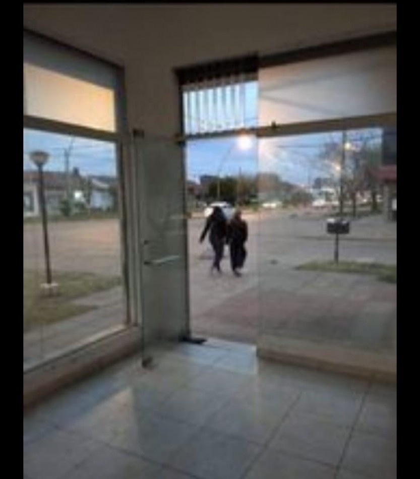 Local comercial en equina sobre avendida. Muy buen estado. Zona: 9 de Julio