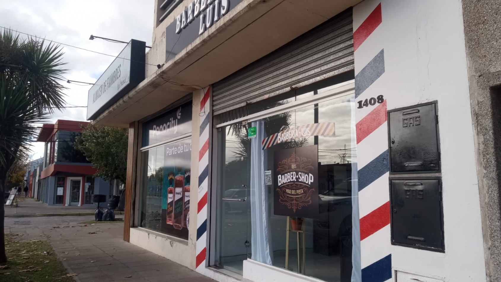 Local comercial al frente sobre Avenida. Zona: Malvinas Argentinas