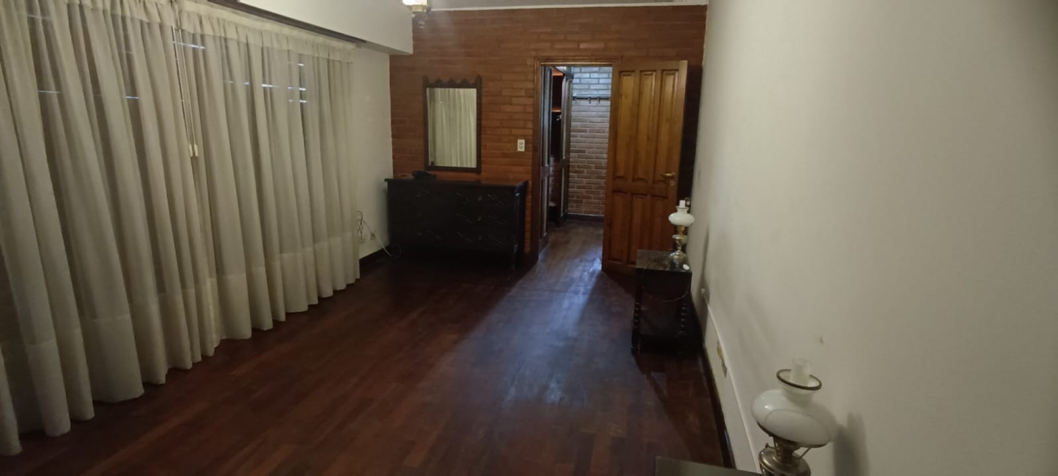 Importante chalet de 5 ambientes  emplazado en dos lotes en el Barrio Los Troncos