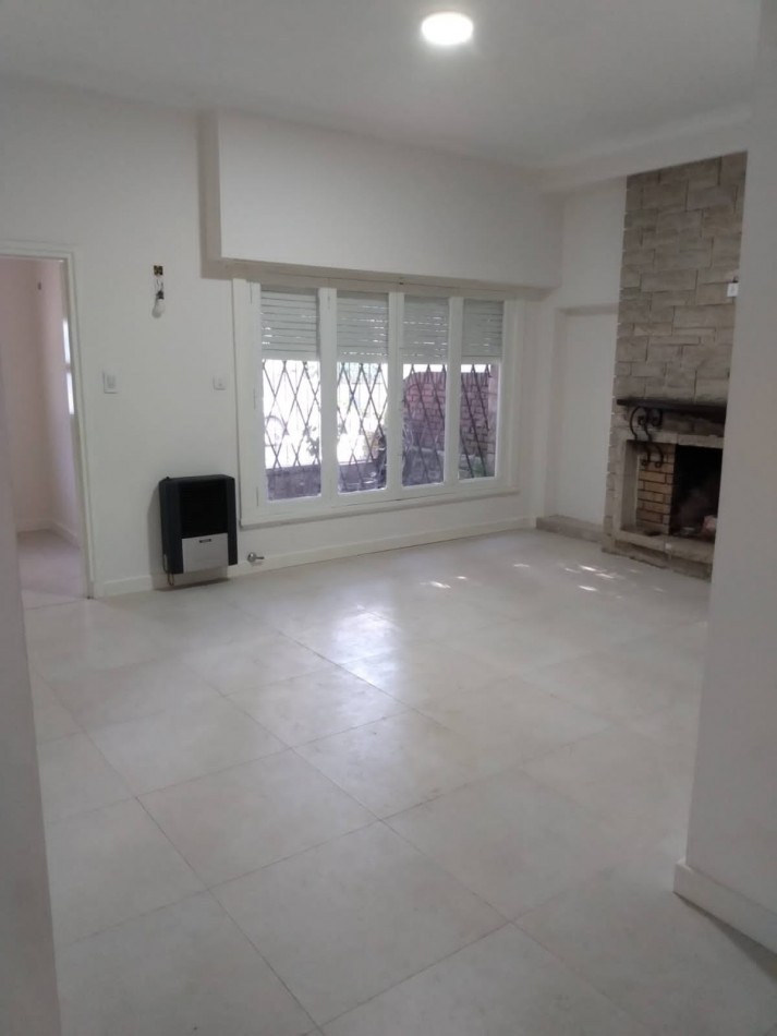 Chalet tres ambientes con escritorio, garage y parque perimetral, Buen estado. HPC