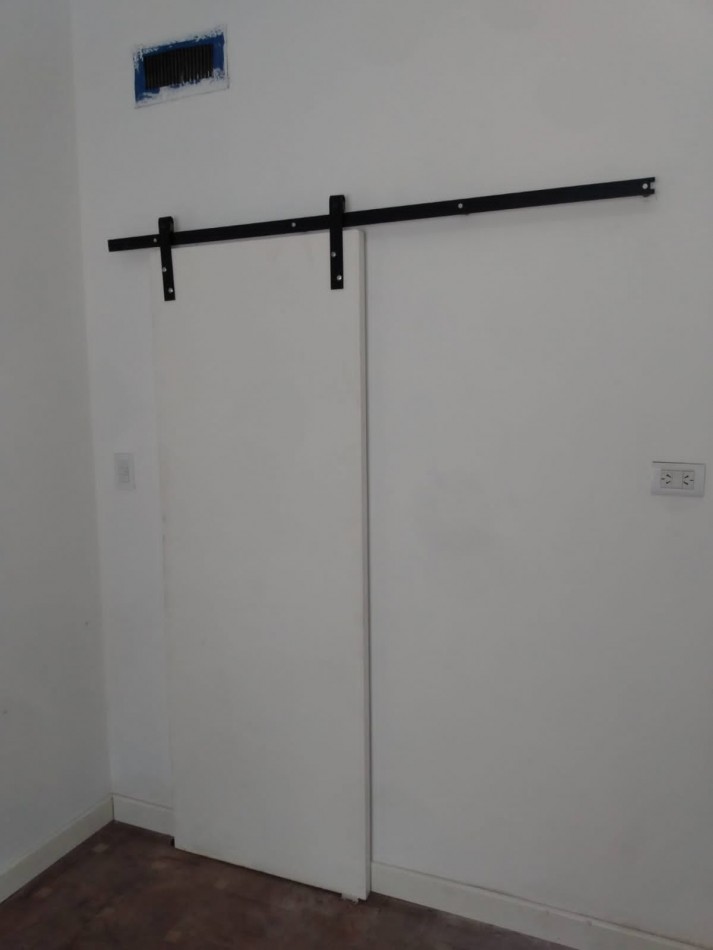 Chalet tres ambientes con escritorio, garage y parque perimetral, Buen estado. HPC