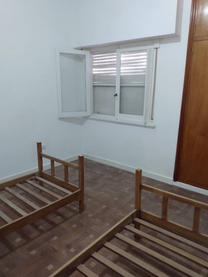 Chalet tres ambientes con escritorio, garage y parque perimetral, Buen estado. HPC