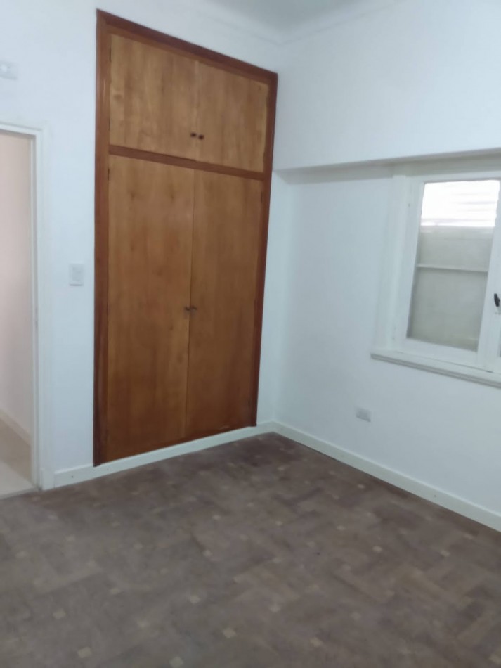 Chalet tres ambientes con escritorio, garage y parque perimetral, Buen estado. HPC