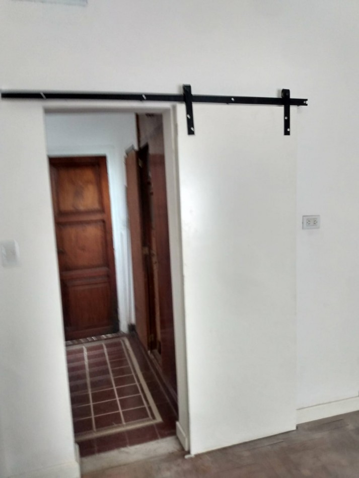 Chalet tres ambientes con escritorio, garage y parque perimetral, Buen estado. HPC