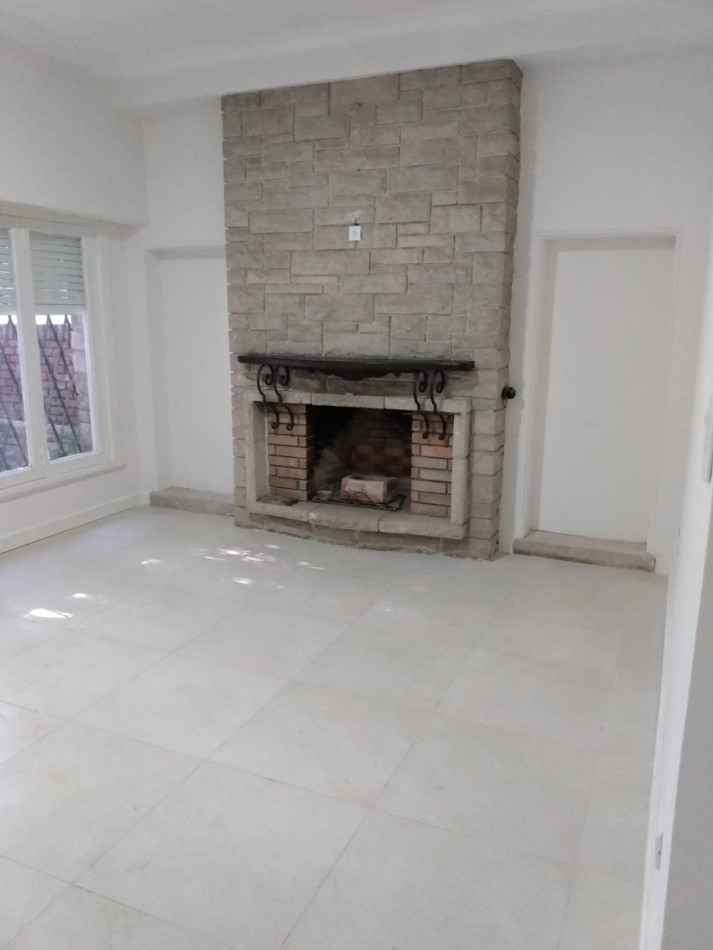 Chalet tres ambientes con escritorio, garage y parque perimetral, Buen estado. HPC
