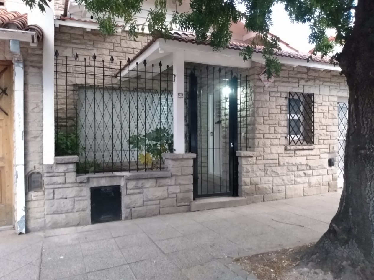 Chalet tres ambientes con escritorio, garage y parque perimetral, Buen estado. HPC