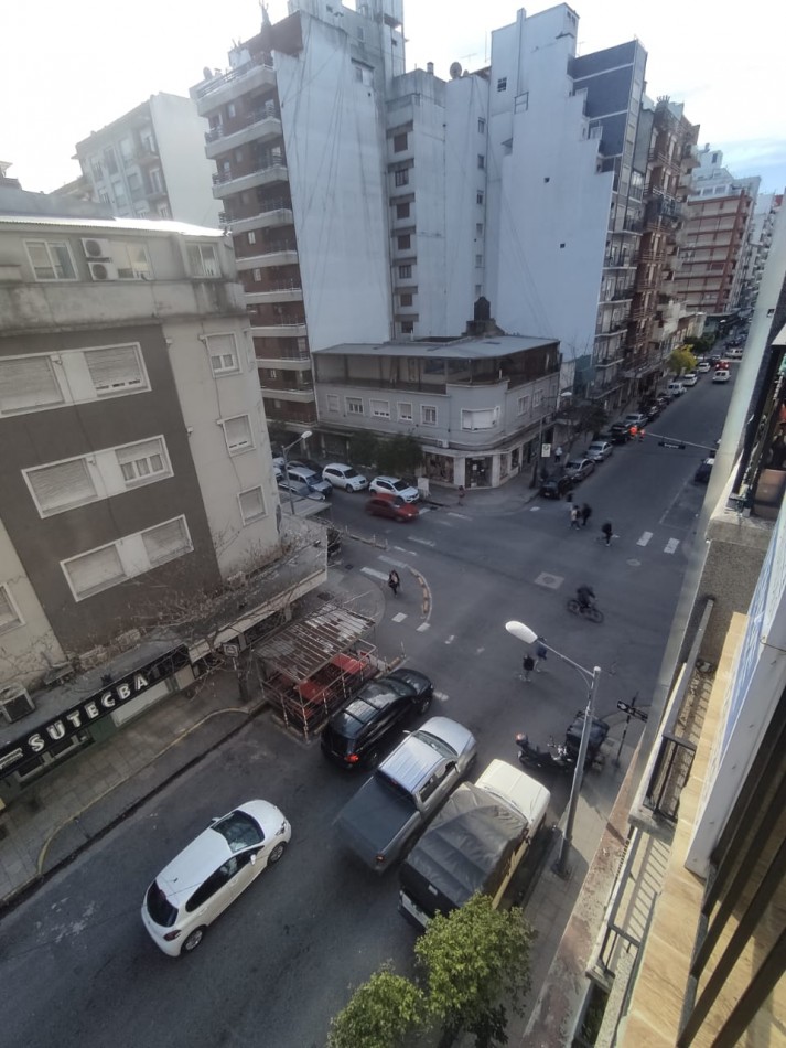 Departamento dos ambientes a la calle con balcon saliente. Reciclado y amoblado. Zona: Centro