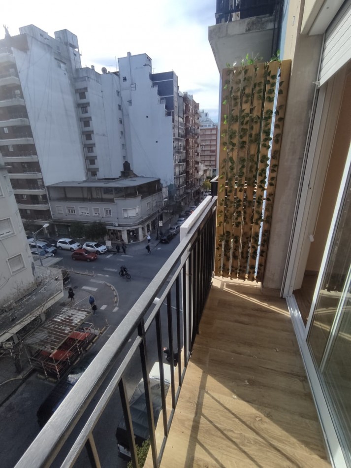 Departamento dos ambientes a la calle con balcon saliente. Reciclado y amoblado. Zona: Centro