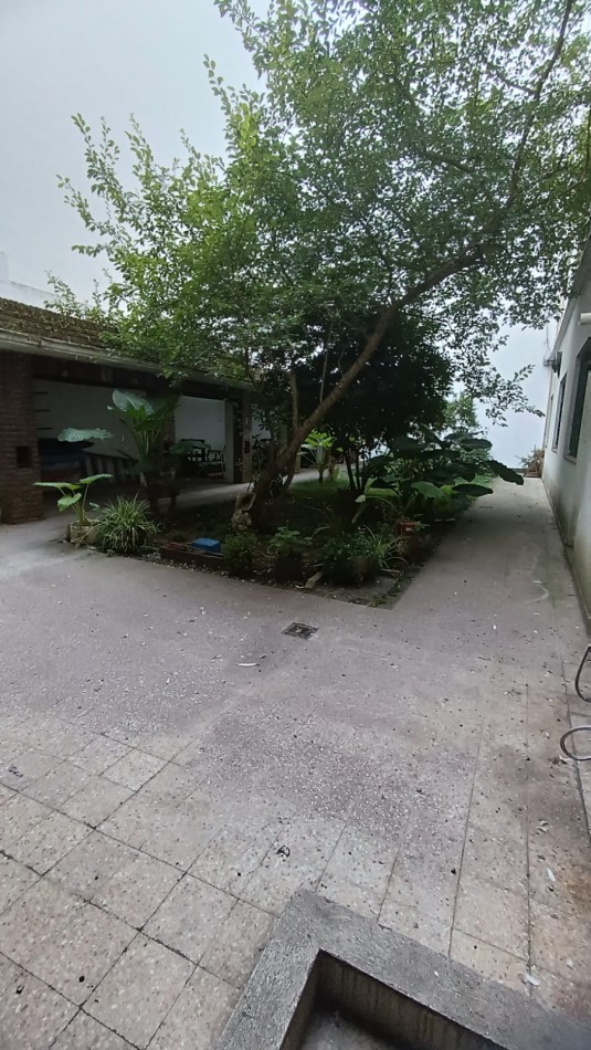 Departamento cuatro ambientes a la calle con ventanal. Muy buen estado Original. Centro