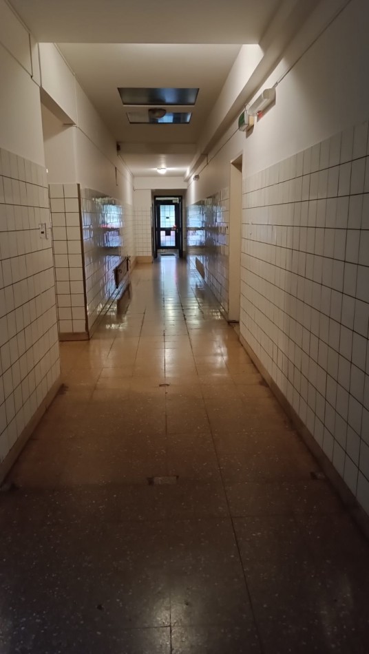 Departamento cuatro ambientes a la calle con ventanal. Muy buen estado Original. Centro