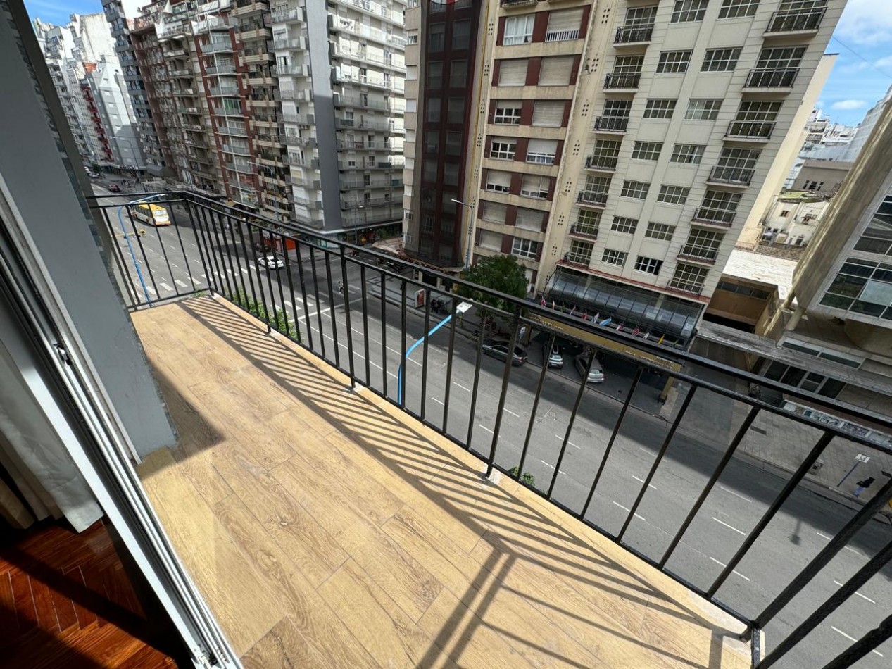 DEPARTAMENTO TRES AMBIENTES A LA CALLE CON BALCON. RECICLAD Y AMOBLADO.