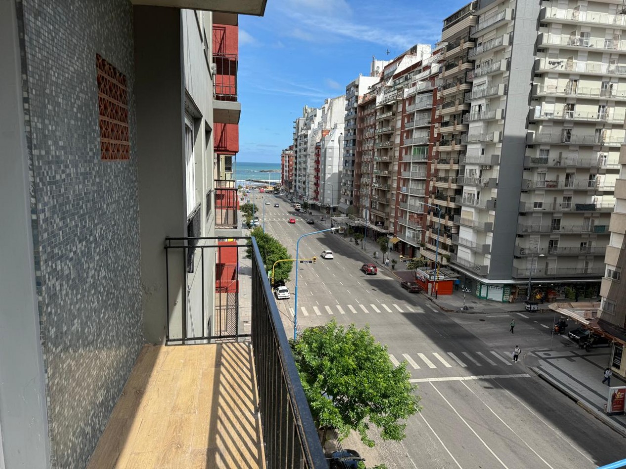 DEPARTAMENTO TRES AMBIENTES A LA CALLE CON BALCON. RECICLAD Y AMOBLADO.