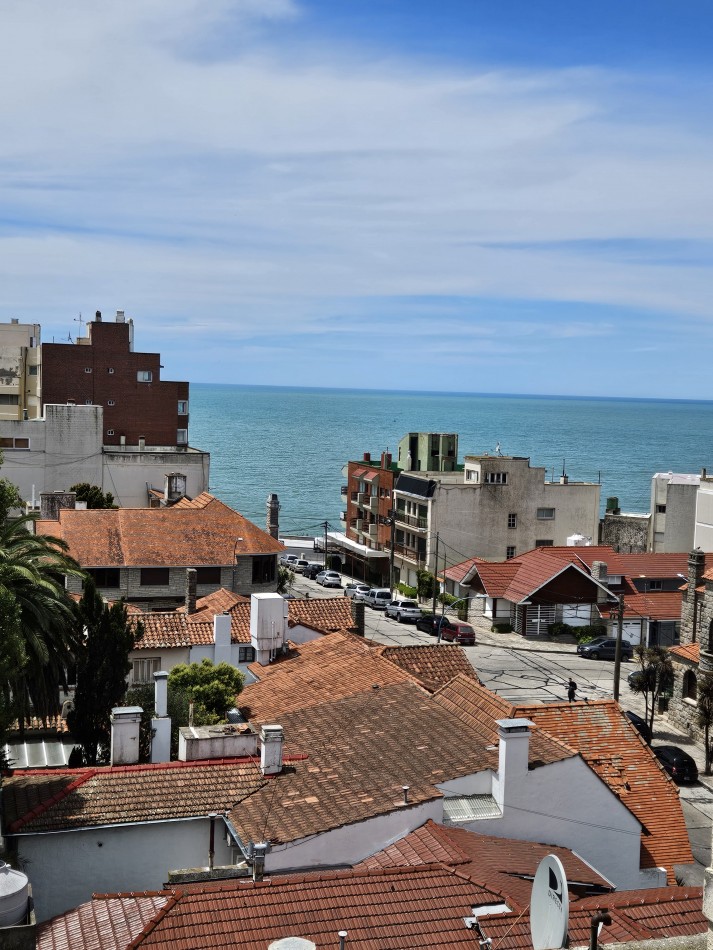 Departamento dos ambientes con dependencia al lateral con vista parcial al mar. Zona: Punta Iglesia